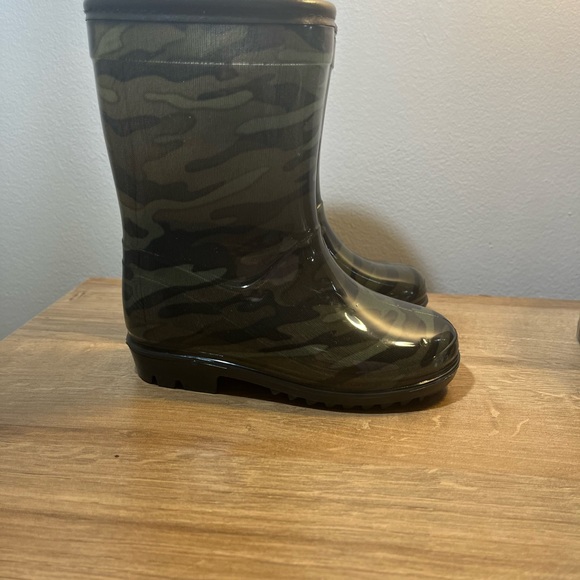 Carters size 7 toddler rain boots - Picture 10 of 11